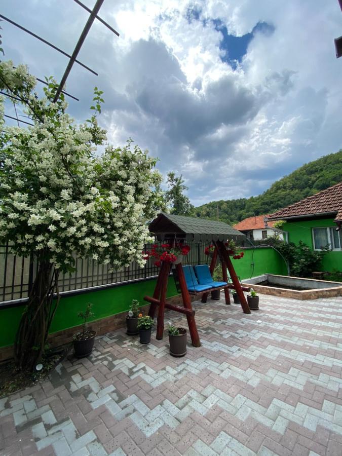 فندق Micul Popas Novaci-Străini المظهر الخارجي الصورة